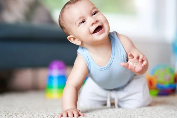 Söt leende pojke krypa på golvet i vardagsrummet — Stockfoto