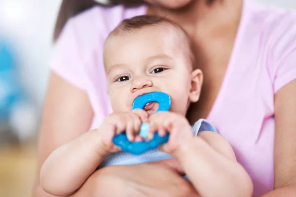 Anya és az újszülött csecsemő fogzási gyűrűvel — Stock Fotó