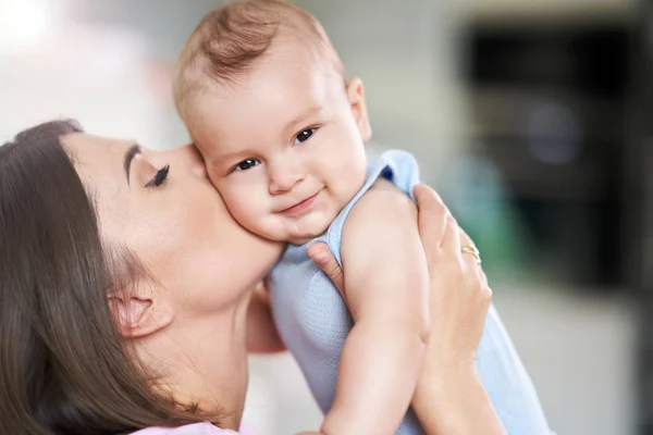 Mãe e seu bebê recém-nascido — Fotografia de Stock