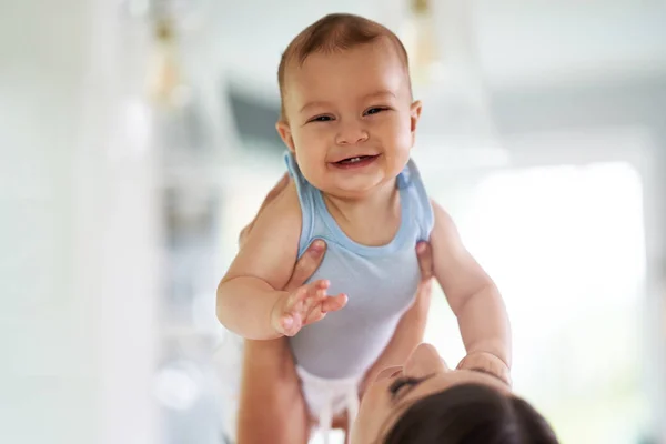 Mãe e seu bebê recém-nascido — Fotografia de Stock