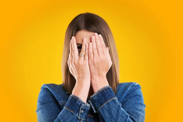 Mulher infeliz em jaqueta de ganga sobre fundo amarelo — Fotografia de Stock