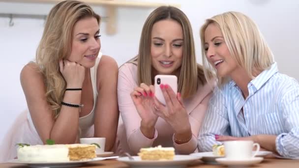 Mooie volwassen vrouwen celbrating verjaardag en het gebruik van smartphone — Stockvideo