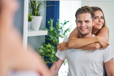 Mutlu genç çift banyoda sarılma portresi