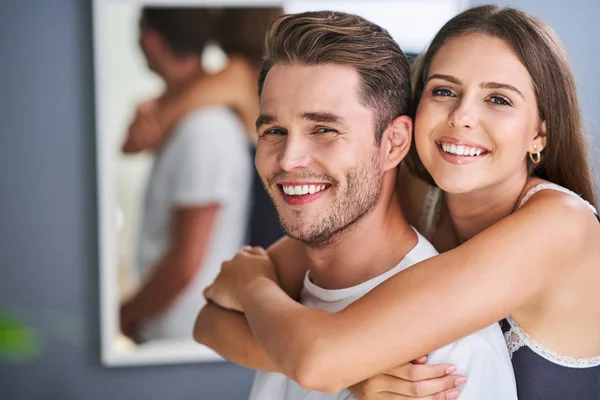 Retrato de pareja joven y feliz abrazándose en el baño —  Fotos de Stock