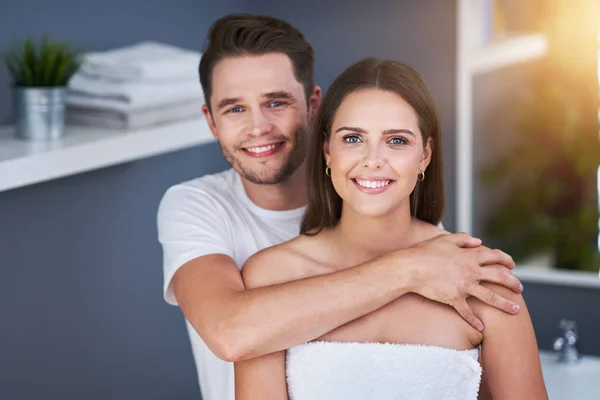 Ritratto di giovane coppia felice che si coccola in bagno — Foto Stock