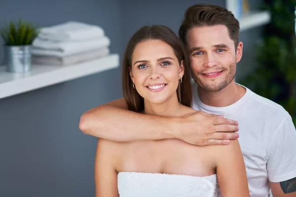 Porträtt av lyckliga unga paret krama i badrummet — Stockfoto