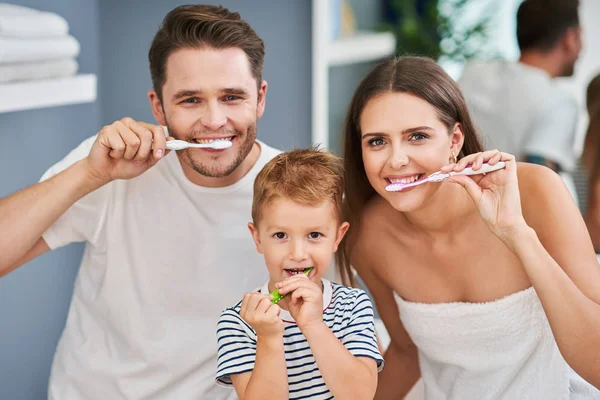 Портрет щасливих сімейних чистячих зубів у ванній — стокове фото