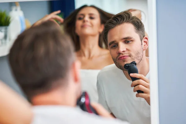 Portret van gelukkig jong stel in de badkamer — Stockfoto