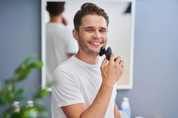 Portrét dospělého muže při holení v koupelně — Stock fotografie