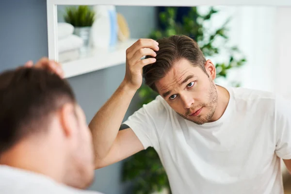 Portret van de volwassen man in de badkamer — Stockfoto