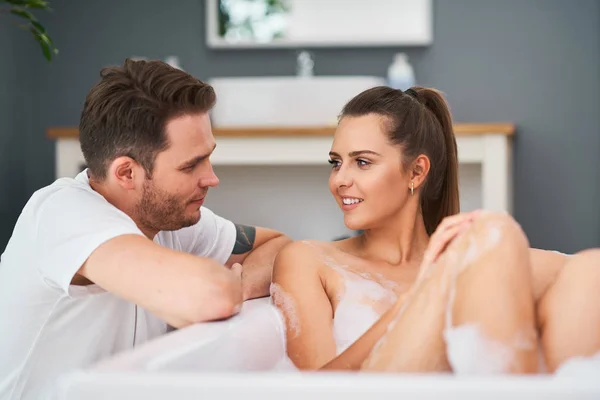 Romántica pareja joven disfrutando y relajándose en la bañera — Foto de Stock