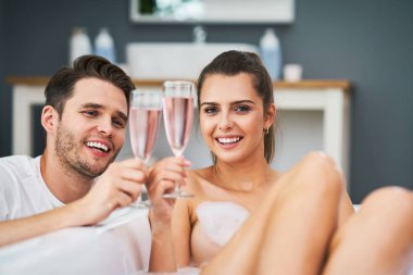 Romantik genç çift zevk ve küvette rahatlatıcı