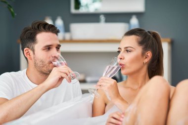 Romantik genç çift zevk ve küvette rahatlatıcı