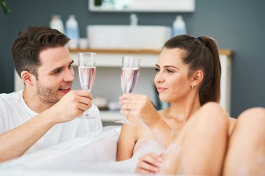 Romantik genç çift zevk ve küvette rahatlatıcı