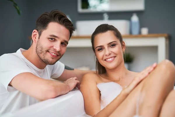 Romantisches junges Paar genießt und entspannt in der Badewanne — Stockfoto