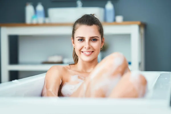 Молодая женщина наслаждается и расслабляется в ванной — стоковое фото