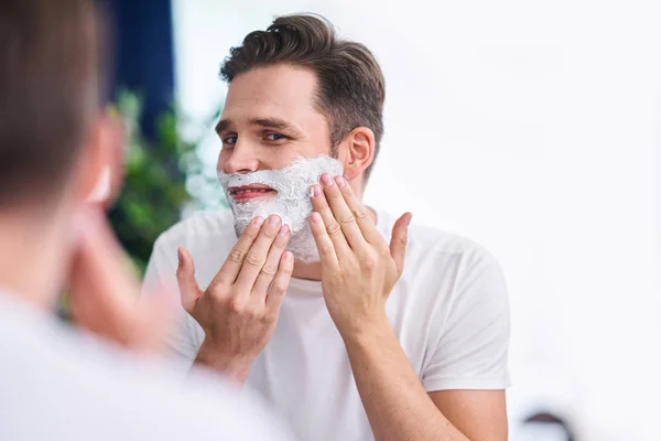 Porträt eines erwachsenen Mannes beim Rasieren im Badezimmer — Stockfoto