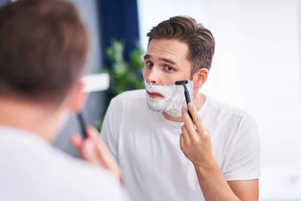 Ritratto di uomo adulto che si depila in bagno — Foto Stock