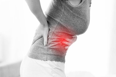 Yetişkin kadın adet ağrısı acı unewll hissi