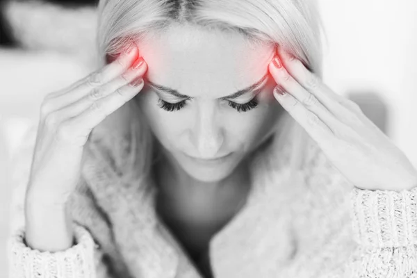 Adult woman feeling unewll suffering from flu at home — Stock Photo, Image