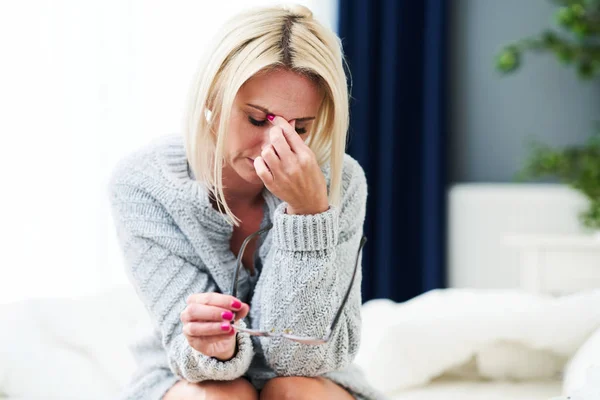 Mujer adulta sintiéndose unewll sufriendo de gripe en casa — Foto de Stock