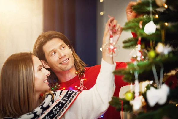 집에서 크리스마스 트리를 장식하는 아름다운 가족 — 스톡 사진