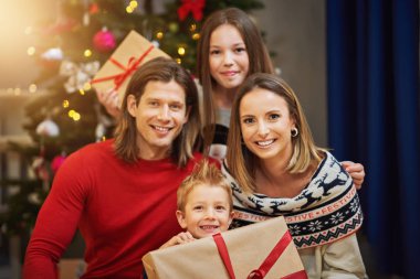 Noel ağacı üzerinde hediyeler ile güzel aile
