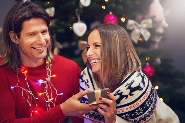 크리스마스 트리를 통해 선물과 아름다운 성인 커플 — 스톡 사진