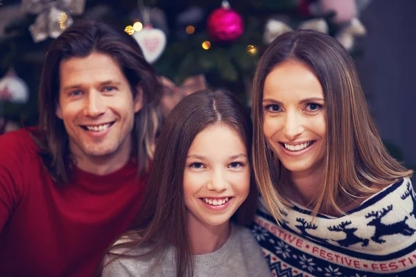 Hermosa familia celebrando la Navidad en casa —  Fotos de Stock