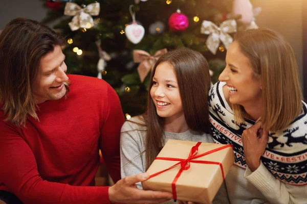 Hermosa familia con regalos sobre el árbol de Navidad — Foto de Stock