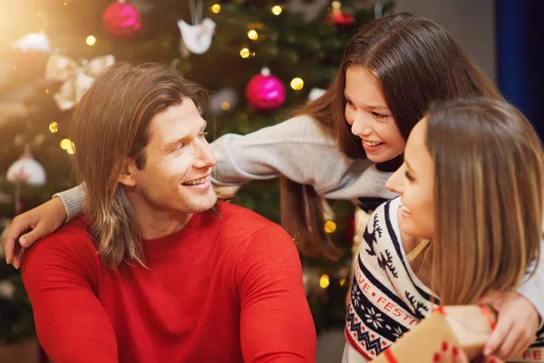 Bela família com presentes sobre a árvore de Natal — Fotografia de Stock