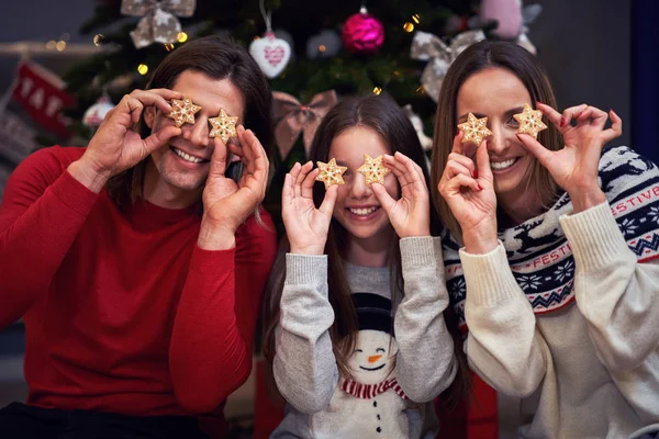 Vacker familj firar jul hemma — Stockfoto
