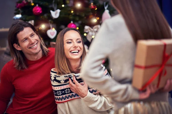 Bella famiglia con regali sopra l'albero di Natale — Foto Stock