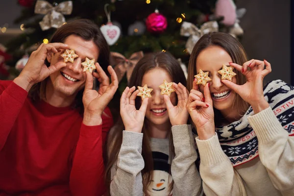 Hermosa familia celebrando la Navidad en casa —  Fotos de Stock