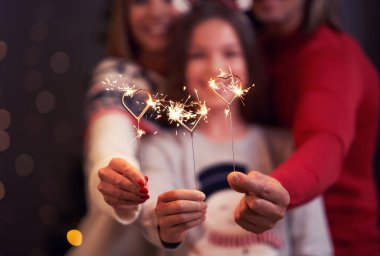 Noel'i kutlayan ve kıvılcım tutan güzel aile