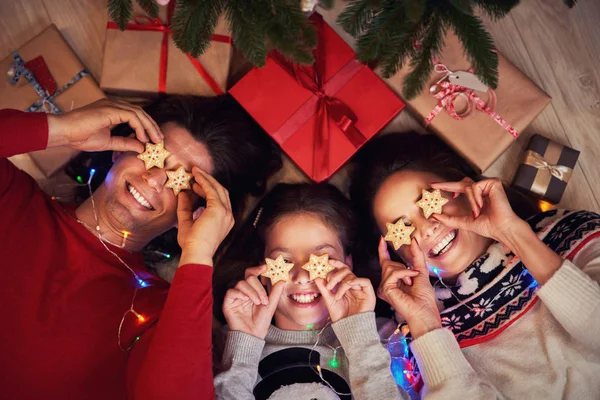 Bela família com presentes sob a árvore de Natal — Fotografia de Stock