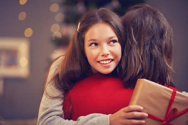 Filha e pai com presente sobre a árvore de Natal — Fotografia de Stock