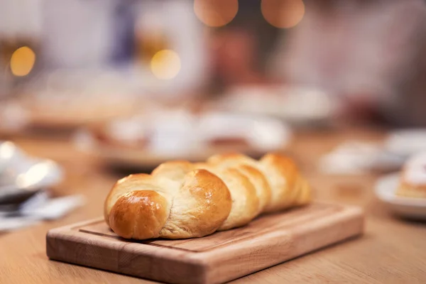 Hanukkah dinner. Family gathered around the table with traditional dishes — Stock Photo, Image