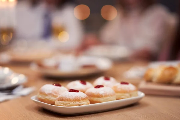 Jantar Hanukkah. Família reunida em torno da mesa com pratos tradicionais — Fotografia de Stock