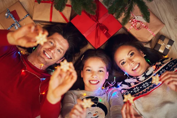 Hermosa familia con regalos bajo el árbol de Navidad — Foto de Stock