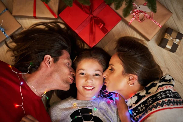 Hermosa familia con regalos bajo el árbol de Navidad —  Fotos de Stock