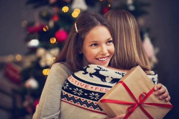 Madre e hija con regalos sobre el árbol de Navidad —  Fotos de Stock