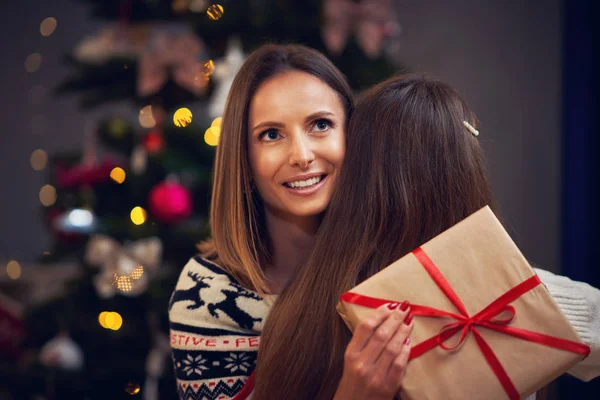 Noel ağacı üzerinde hediyeler ile anne ve kızı — Stok fotoğraf