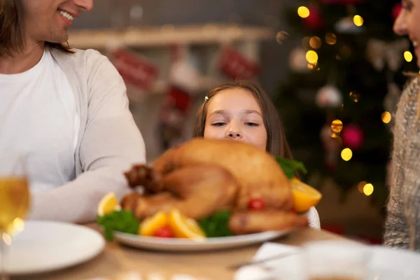 Hermosa familia comiendo cena de Navidad en casa —  Fotos de Stock