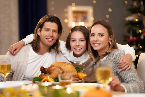 Krásná rodina konzumní vánoční večeře doma — Stock fotografie