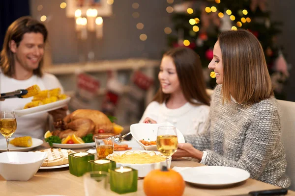 Gyönyörű családi étkezési karácsonyi vacsora otthon — Stock Fotó