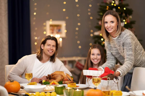 Krásná rodina konzumní vánoční večeře doma — Stock fotografie