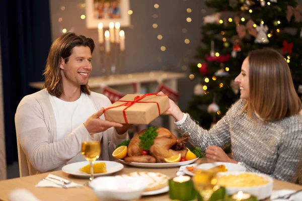 Szép pár megosztása mutatja be karácsonyi vacsora — Stock Fotó