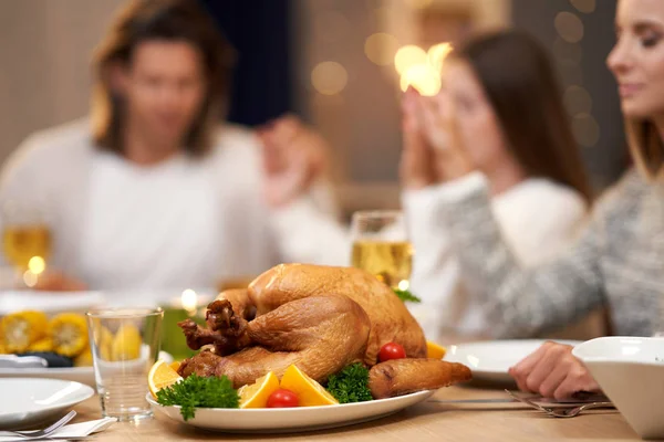 Gyönyörű családi imádkozik több mint ünnepi vacsora otthon — Stock Fotó