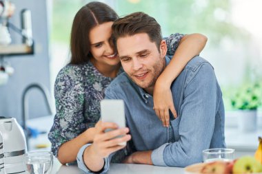 Akıllı telefon kullanarak ev mutfağında çift